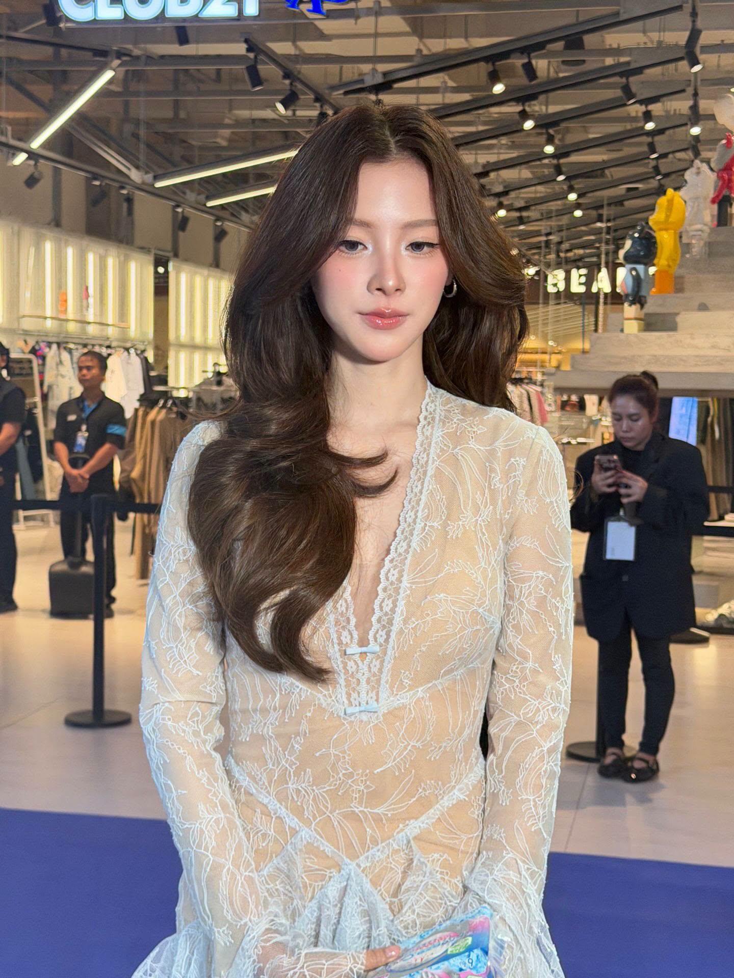 Baifern Pimchanok đẹp từ gương mặt đến vóc dáng, gu ăn mặc lại càng tôn trọn lợi thế trời cho