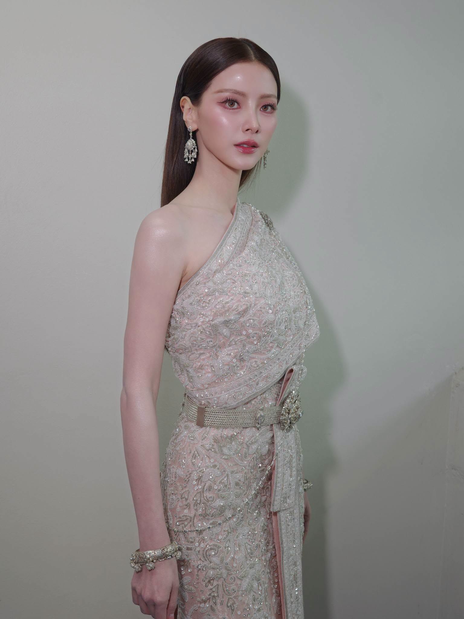 Baifern Pimchanok đẹp từ gương mặt đến vóc dáng, gu ăn mặc lại càng tôn trọn lợi thế trời cho