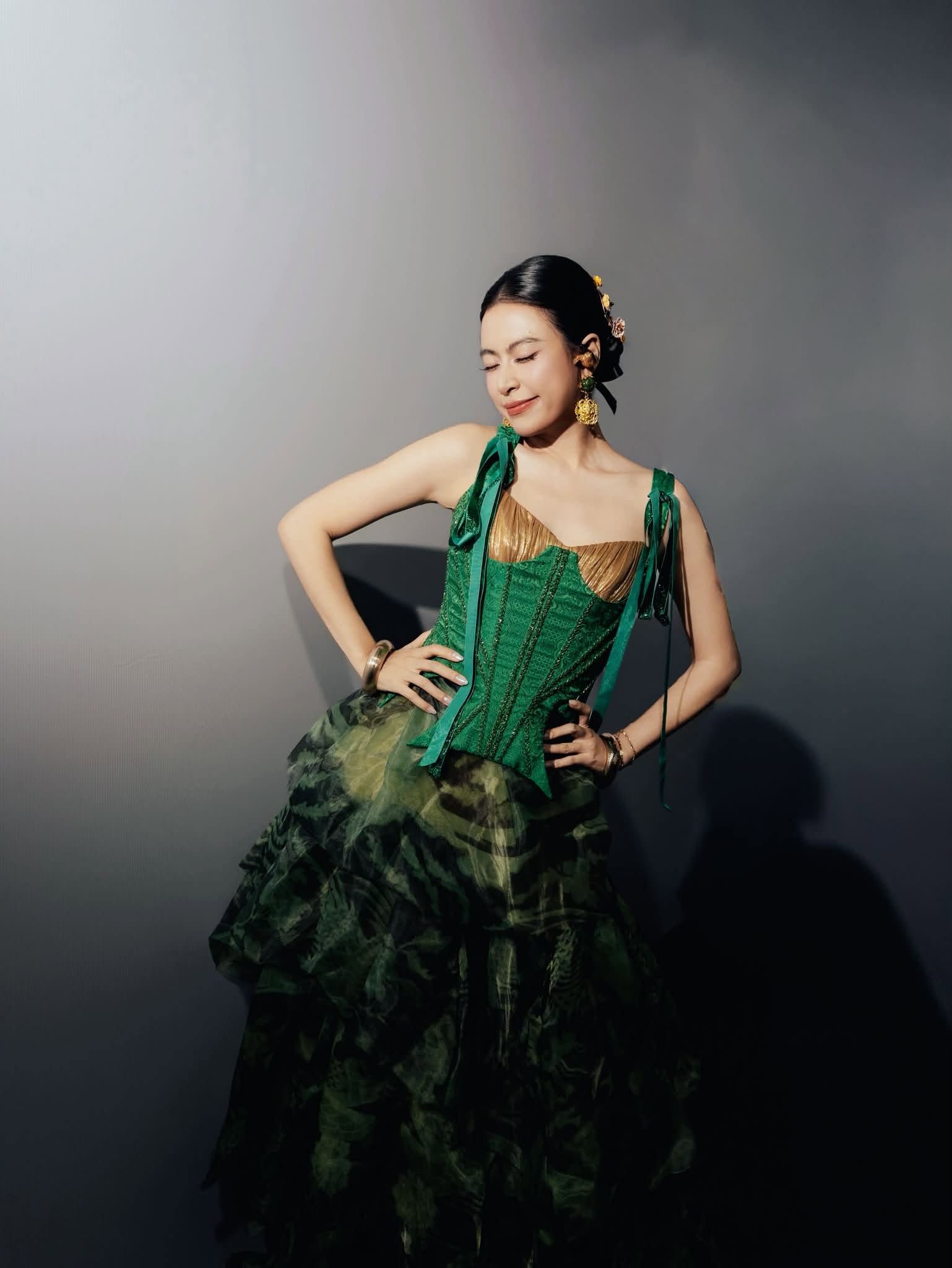 Càng hoạt động lâu năm, Hoàng Thùy Linh càng cho thấy bản lĩnh của một nghệ sĩ dày dạn kinh nghiệm, trong khi nhan sắc vẫn giữ được nét tươi trẻ đến khó tin