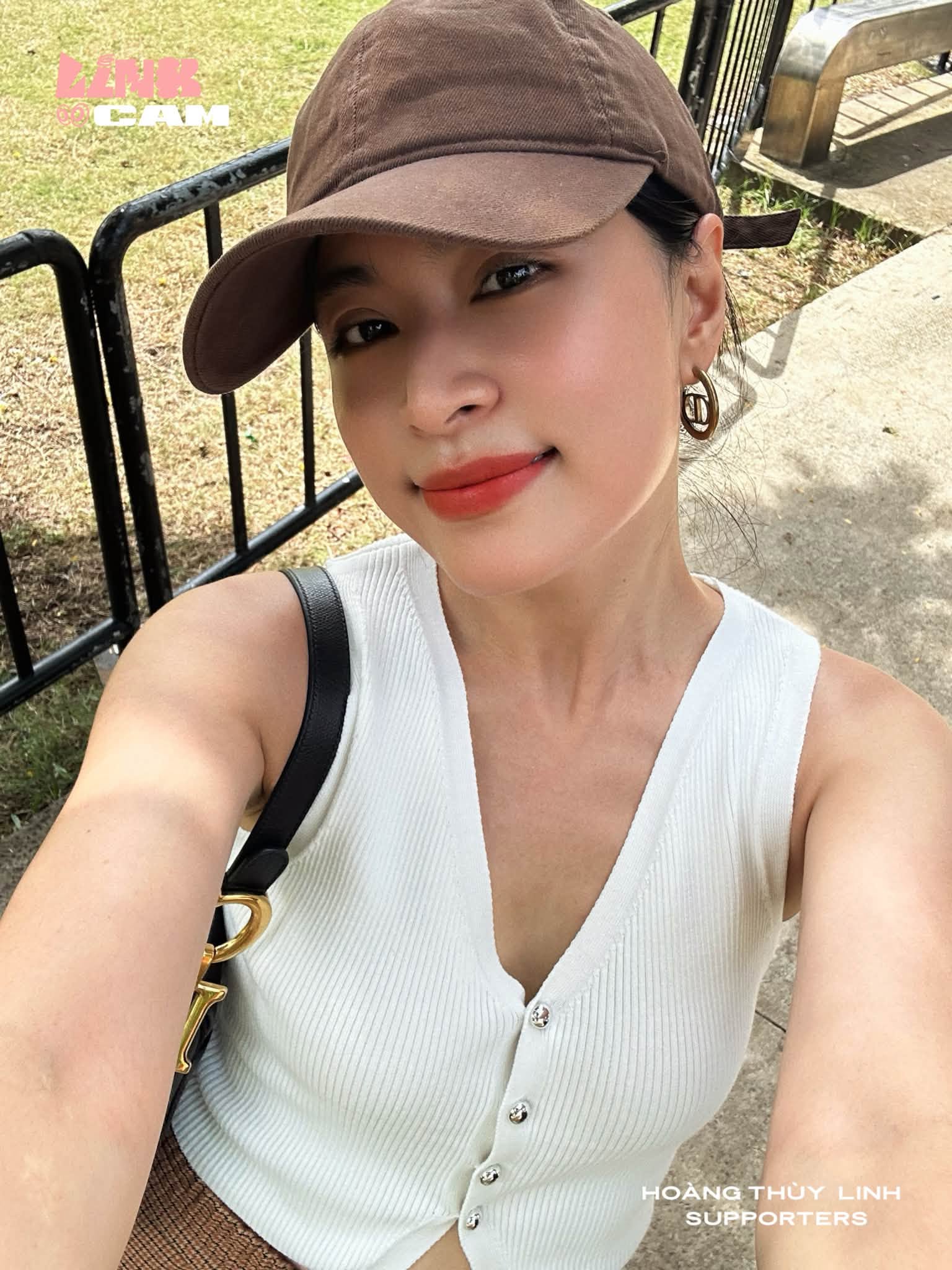Tại buổi tổng duyệt trước giờ diễn, nữ ca sĩ xuất hiện với gương mặt mộc gần như không trang điểm những vẫn tạo được nhiều sự chú ý