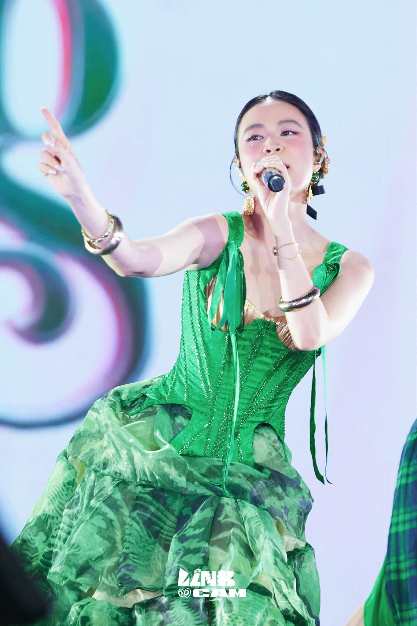 Không tin nổi nhan sắc 38 tuổi của Hoàng Thuỳ Linh
