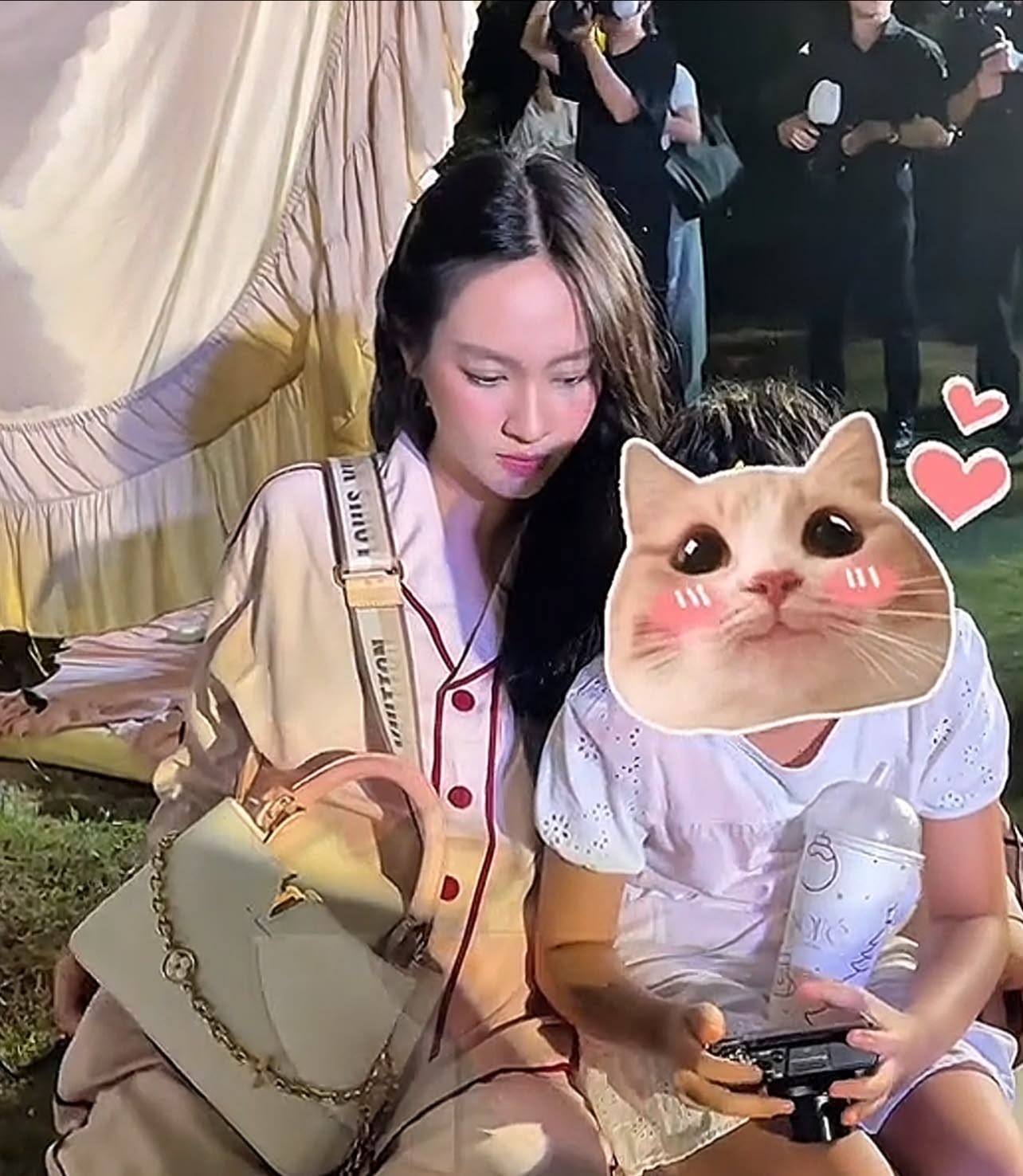 Mới đây, Diệp Lâm Anh trở thành tâm điểm chú ý khi lên tiếng bày tỏ rõ sự bức xúc về việc con gái xuất hiện cùng Vũ Thúy Quỳnh tại một sự kiện có yếu tố thương mại. Ảnh: FBNV