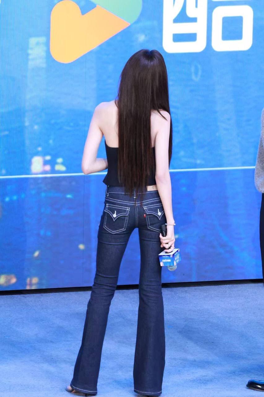 Nữ chính Đầu Xuân Tươi Sáng chiếm hữu mạng xã hội bằng set đồ tôn dáng đỉnh cao, nhìn đơn giản mà lợi hại vô cùng