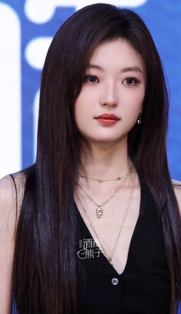 Nữ chính Đầu Xuân Tươi Sáng chiếm hữu mạng xã hội bằng set đồ tôn dáng đỉnh cao, nhìn đơn giản mà lợi hại vô cùng