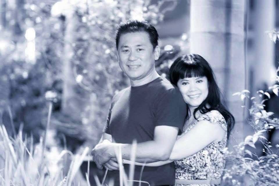 Nghệ sĩ thay ảnh bìa bằng khoảnh khắc cũ chụp bên người bạn đời từng gắn bó với ông hơn 4 thập kỷ. Ảnh: FBNV