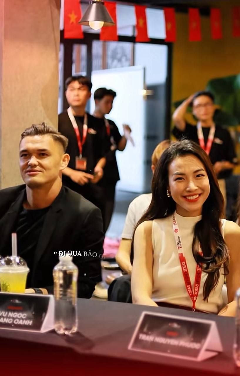 Bức ảnh chụp Lê Giang Patrik và MC Hoàng Oanh trong một sự kiện từ 1 năm trước. Nguồn: Mẹ trẻ U40.