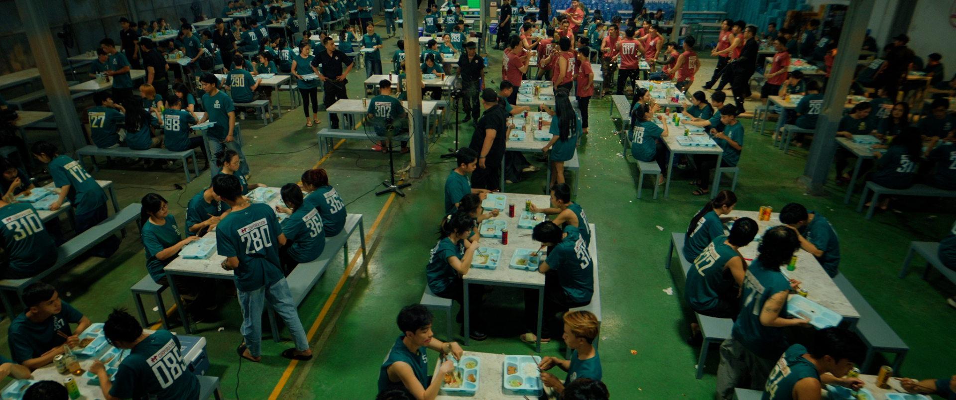 Việt Nam mới có một phim sinh tồn quá khủng: 700 con người bị nhốt 1 chỗ, Squid Game thứ 2 là cái chắc