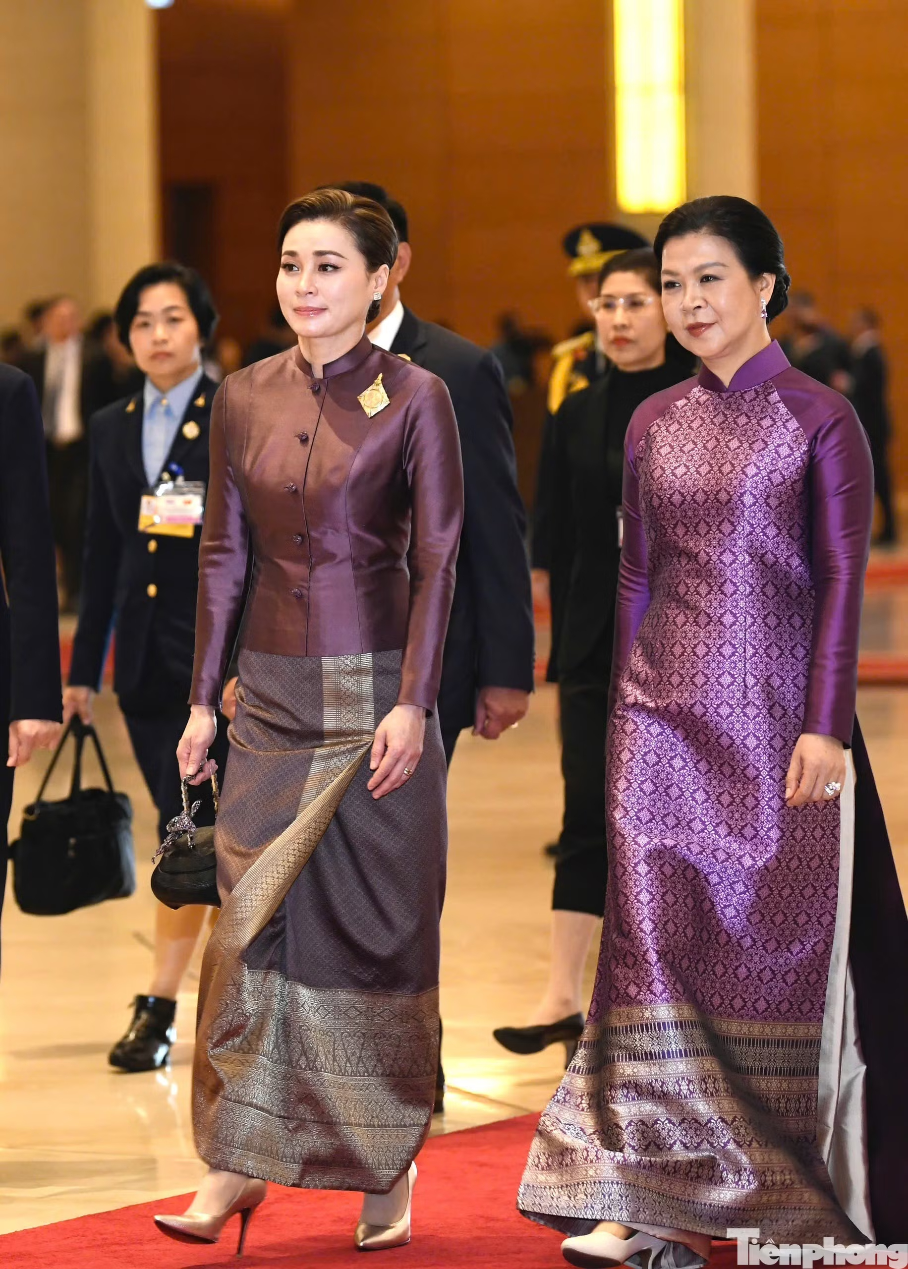 Hoàng hậu Suthida cùng bà Ngô Phương Ly đồng điệu trong sắc tím quý phái, tạo nên màn 