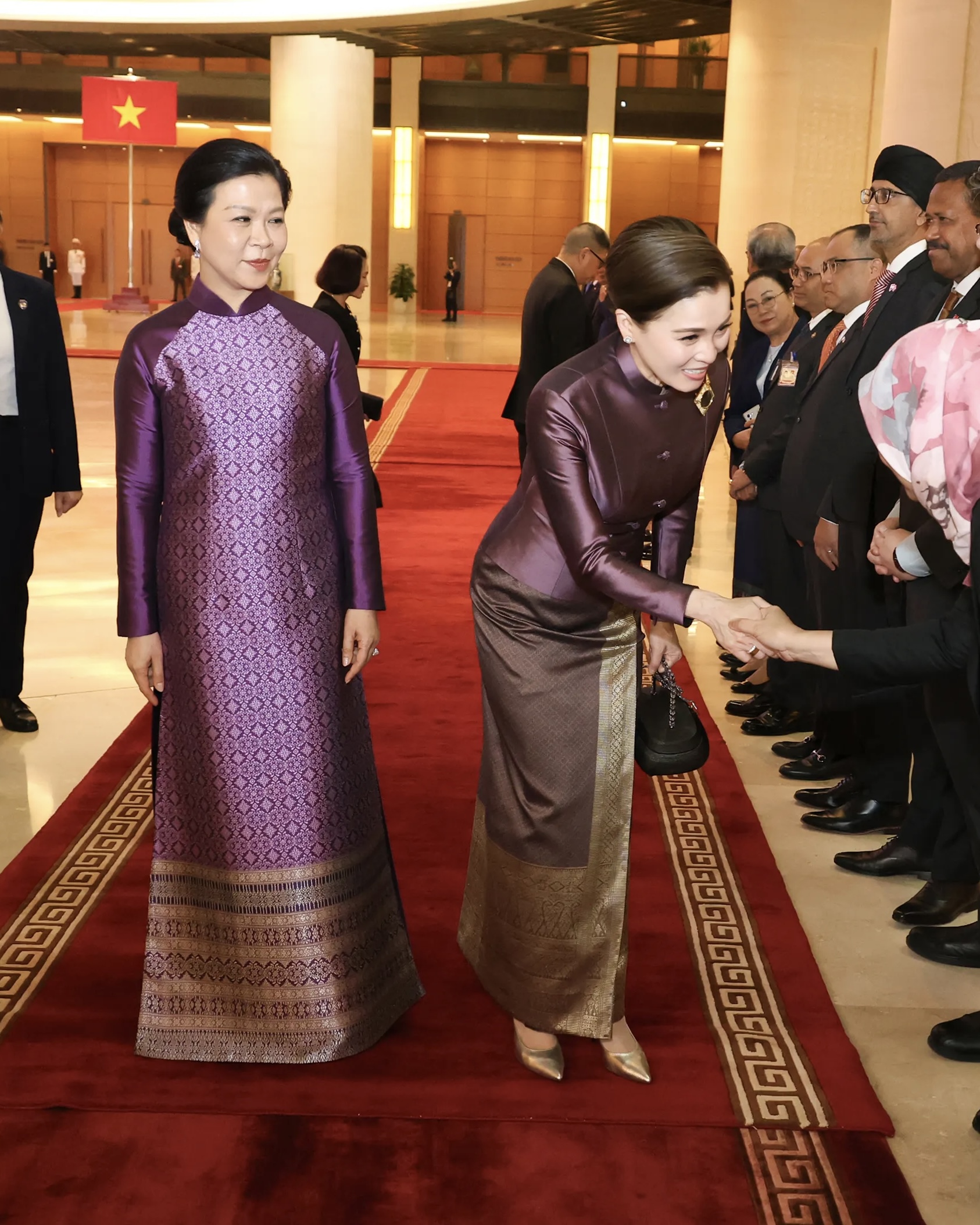 Trong chuyến thăm lịch sử, trang phục sắc tím đồng điệu của Phu nhân Ngô Phương Ly và Hoàng hậu Suthida ghi dấu ấn thẩm mỹ trọn vẹn. (Ảnh: Siamrath)