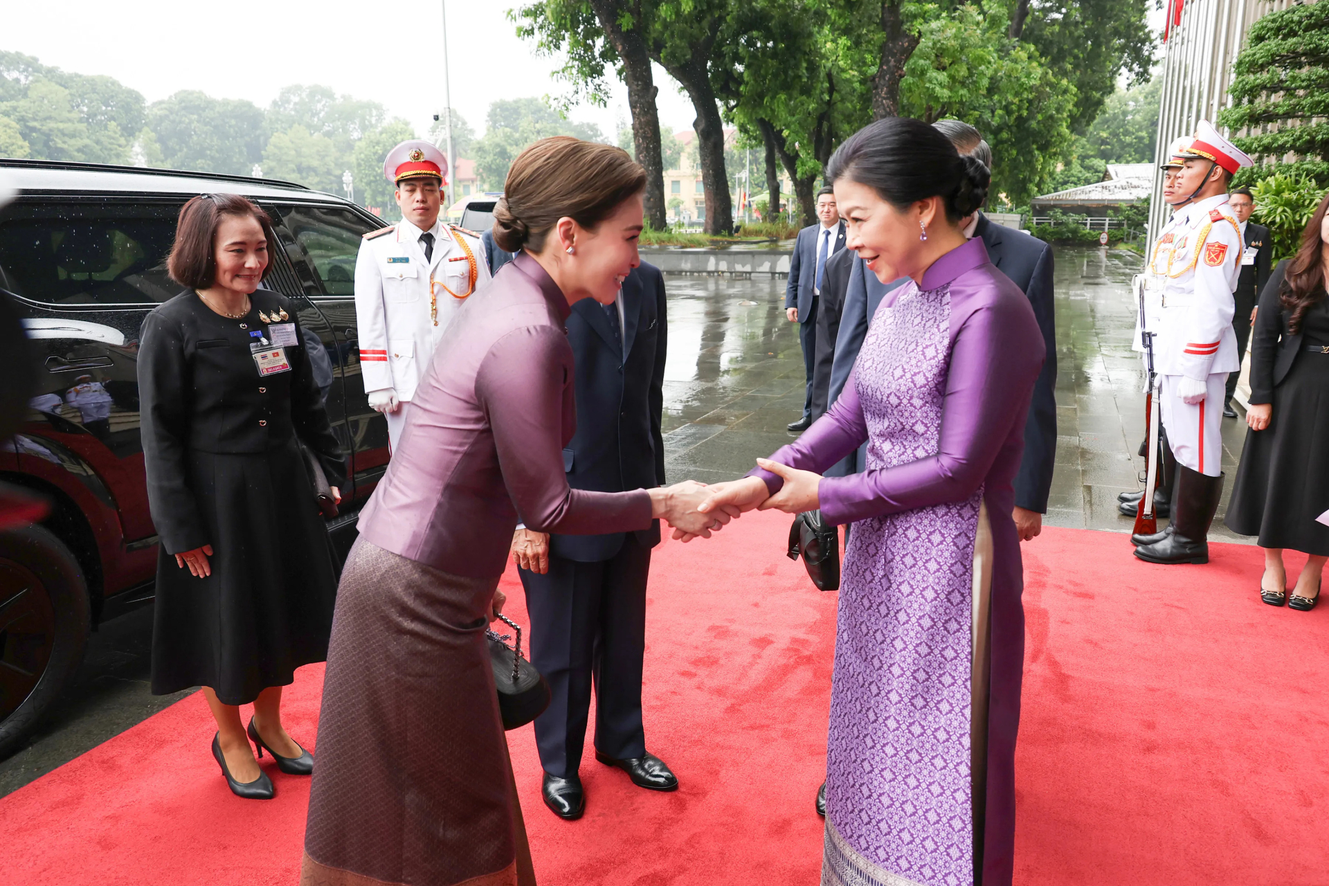 Cuộc đối thoại thời trang giữa tà áo dài di sản Việt Nam và trang phục hoàng gia Thái Lan thể hiện sự trân trọng cùng tình hữu nghị giữa hai quốc gia. (Ảnh: Siamrath)