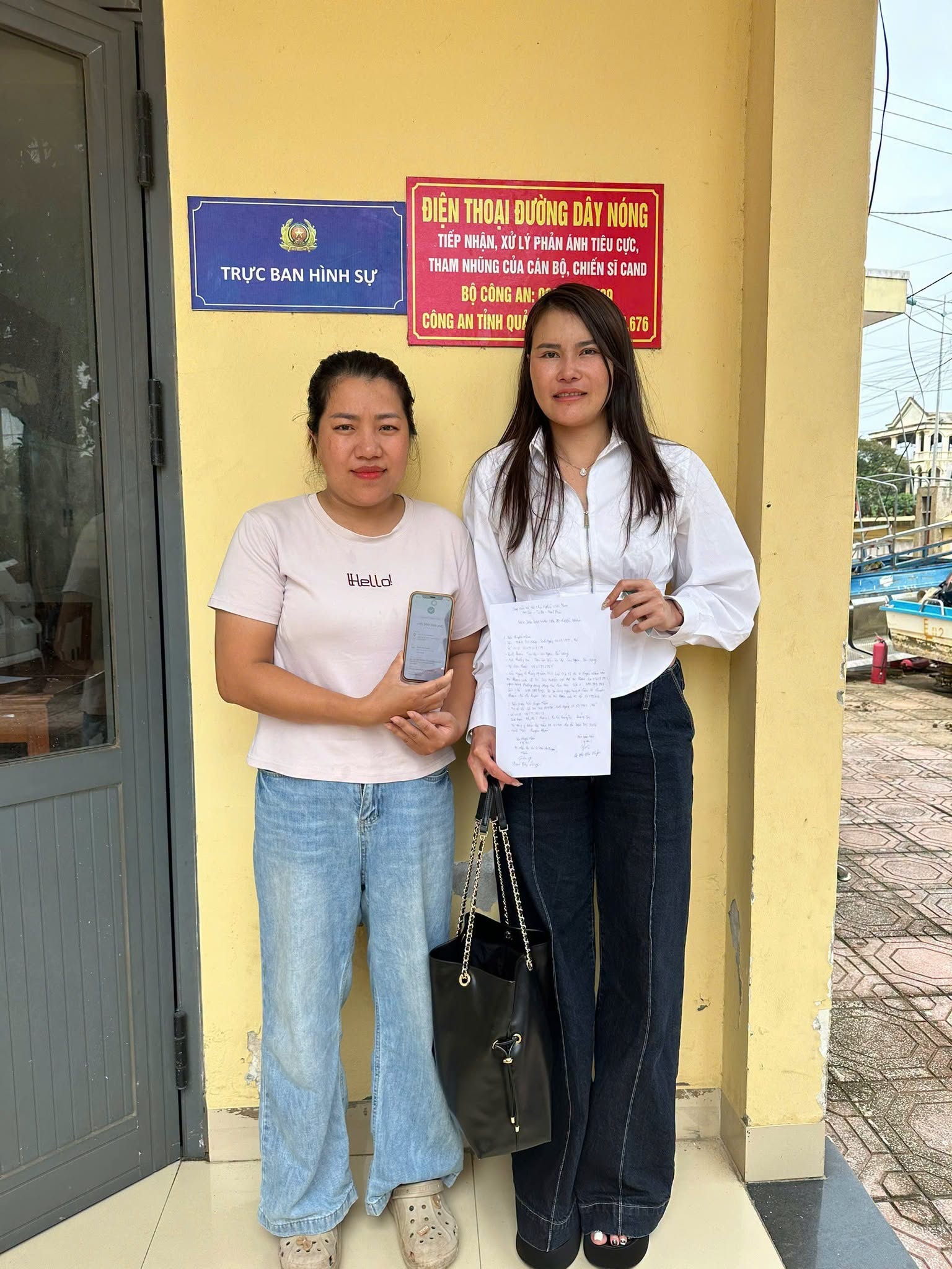 Chị Lê Thị Thu Huyền (bên trái) chuyển trả gần 1 tỷ đồng cho chị Trần Thị Dung (bên phải). Ảnh: Công an phường Quảng Trị