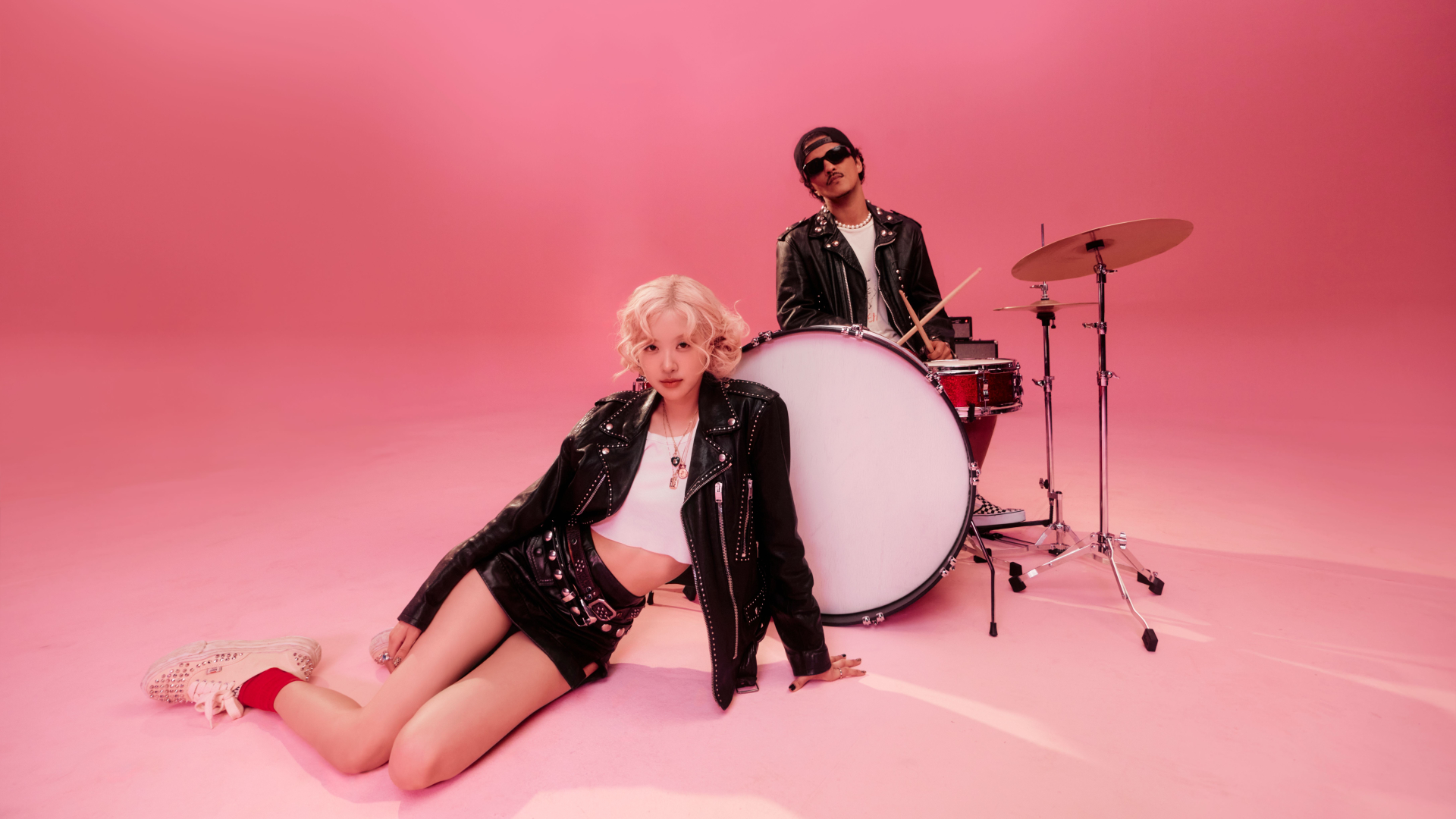 Bản hit APT. kết hợp cùng Bruno Mars đã giúp cô chạm tới vị trí thứ 3 trên bảng xếp hạng Billboard Hot 100