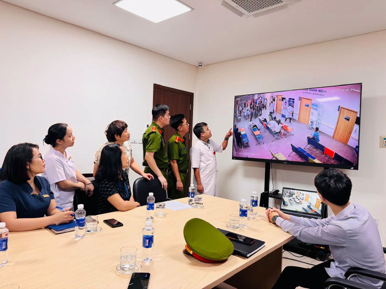 Công an Phường Vĩnh Phúc làm việc với Bệnh viện Hữu nghị Lạc Việt kiểm tra camera sự việc xảy ra ngày 17/9