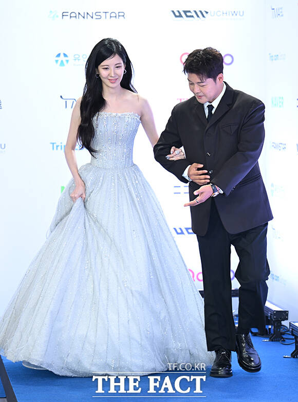Lễ trao giải dẫn dắt bởi bộ đôi MC quen thuộc Jun Hyun Moo và Seohyun (SNSD) (Ảnh: The Fact)