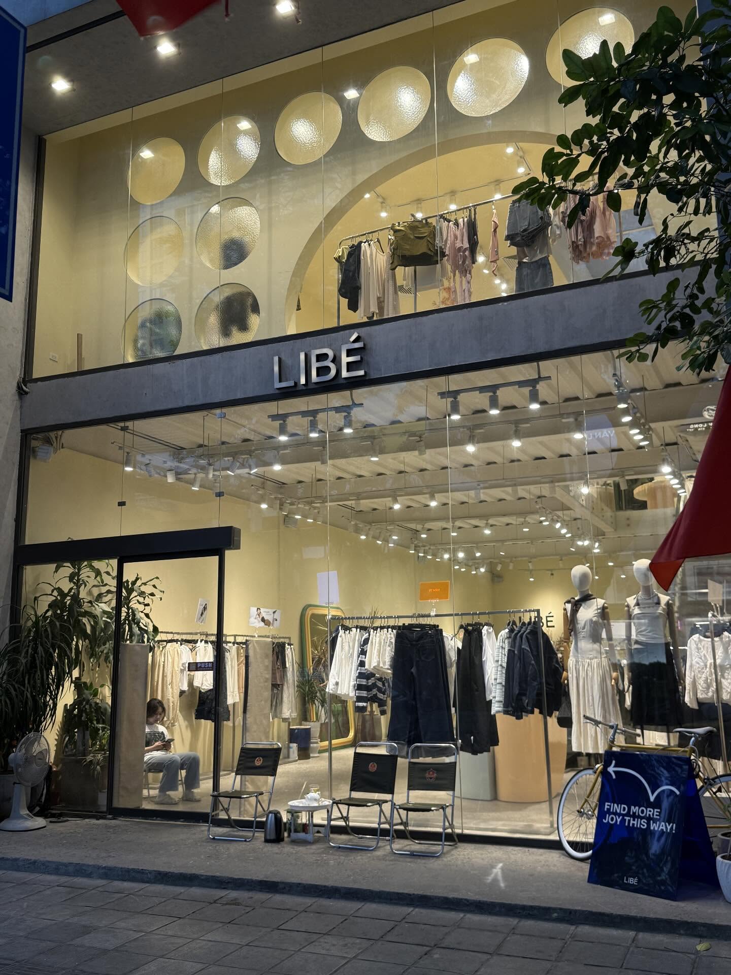 Chính thức rời thị trường miền Bắc là động thái khiến khách hàng của LIBÉ hoang mang cho số phận của thương hiệu này.