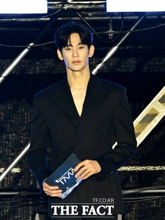 Đảm nhận vai trò trao giải, Kim Soo Hyun lần đầu tiên chính thức lộ diện trước công chúng Hàn Quốc sau khoảng 1,5 năm ở ẩn kể từ những ồn ào đời tư liên quan đến cố diễn viên Kim Sae Ron (Ảnh: The Fact)