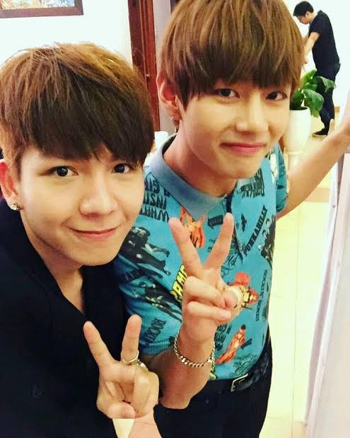 Đứng cạnh nam thần sở hữu gương mặt hàng đầu Kpop, nam ca sĩ được đánh giá là không hề lép vế nhờ thần thái rạng rỡ cùng mái tóc ngố chuẩn style Hàn Quốc