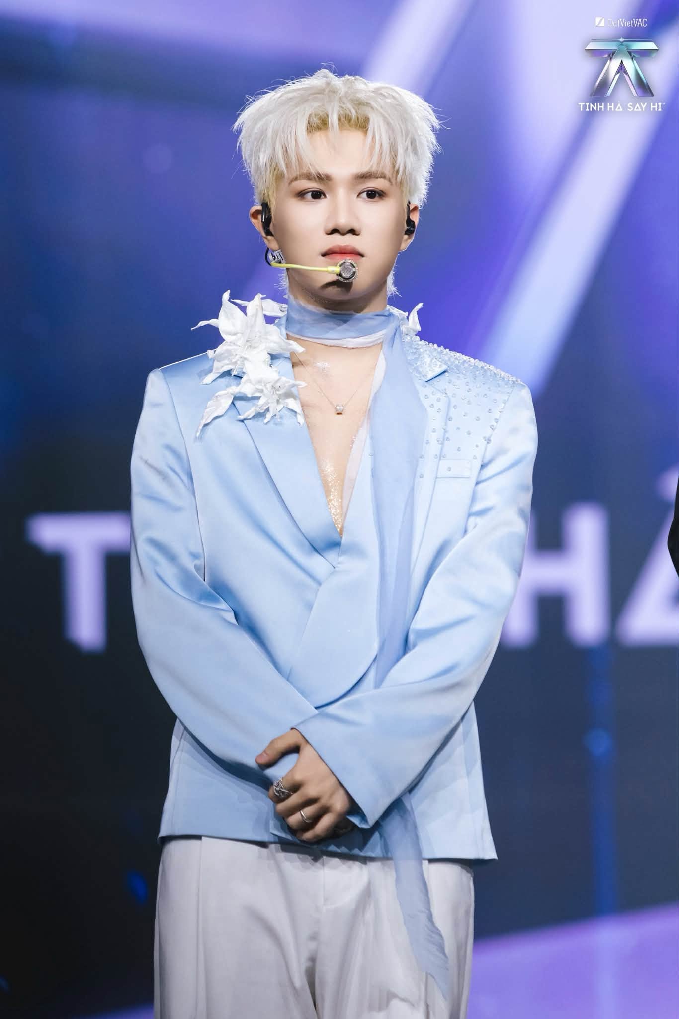 CAPTAIN BOY từng theo học khoa Thanh nhạc tại Đại học Thăng Long và là thủ khoa đầu vào của khoa