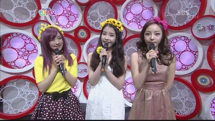 Khi làm MC cho chương trình âm nhạc SBS Inkigayo, IU đã thể hiện sự chuyên nghiệp đáng kinh ngạc khi thuộc lòng kịch bản của cả bạn dẫn để sẵn sàng cứu nguy ngay lập tức nếu đồng nghiệp lỡ quên bài trên sóng trực tiếp