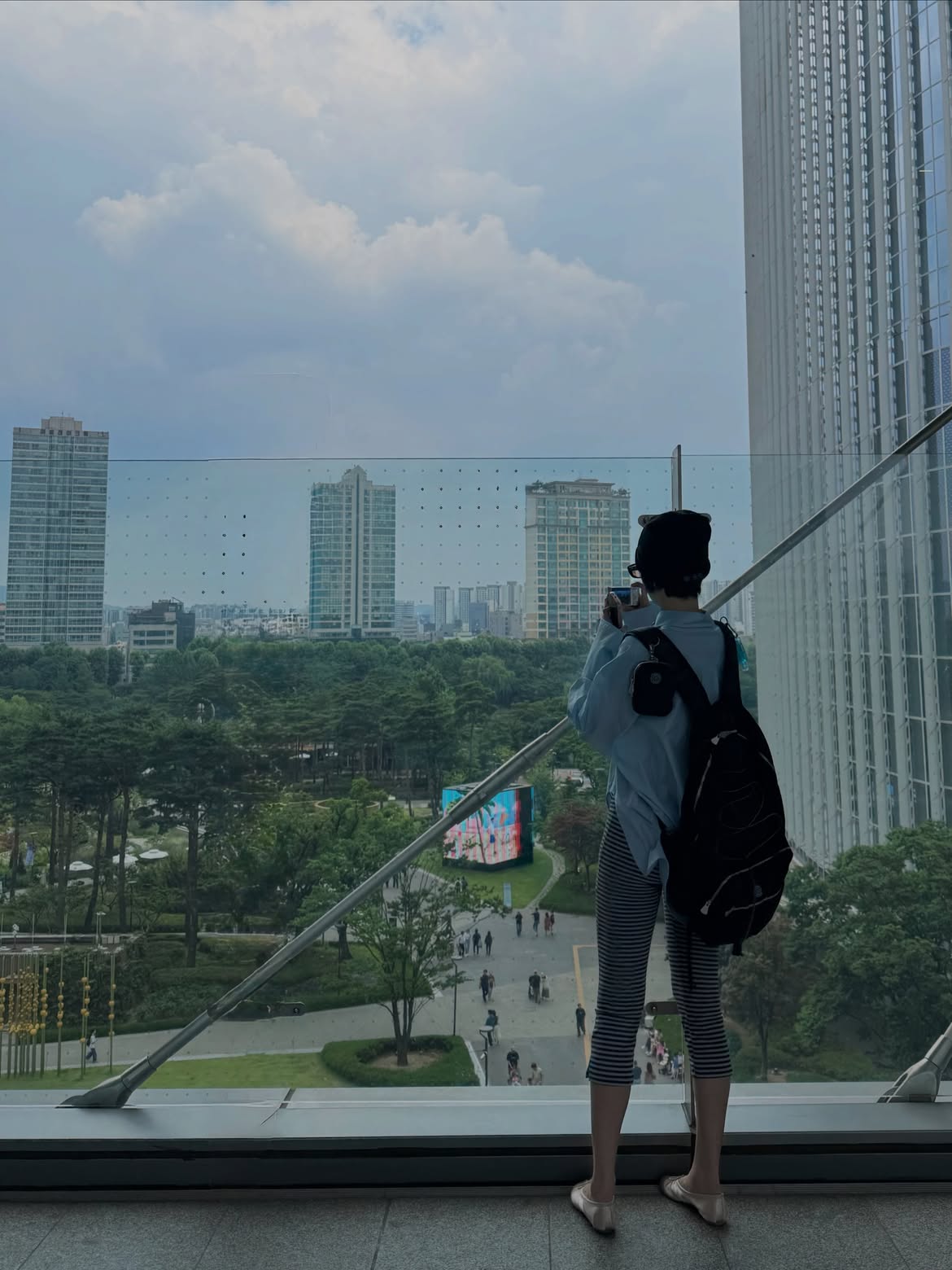Mỹ nhân đẹp nhất thế giới: 65% cơ thể là chân, mặt xinh dáng nuột, gu ăn mặc cực cuốn