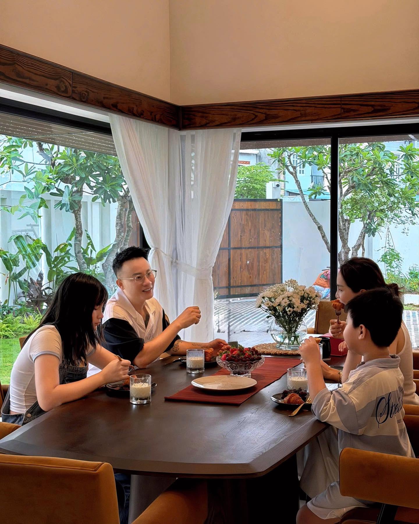 Nam nghệ sĩ Việt cưới vợ miền Tây, sở hữu biệt thự nhà vườn rộng 500m²