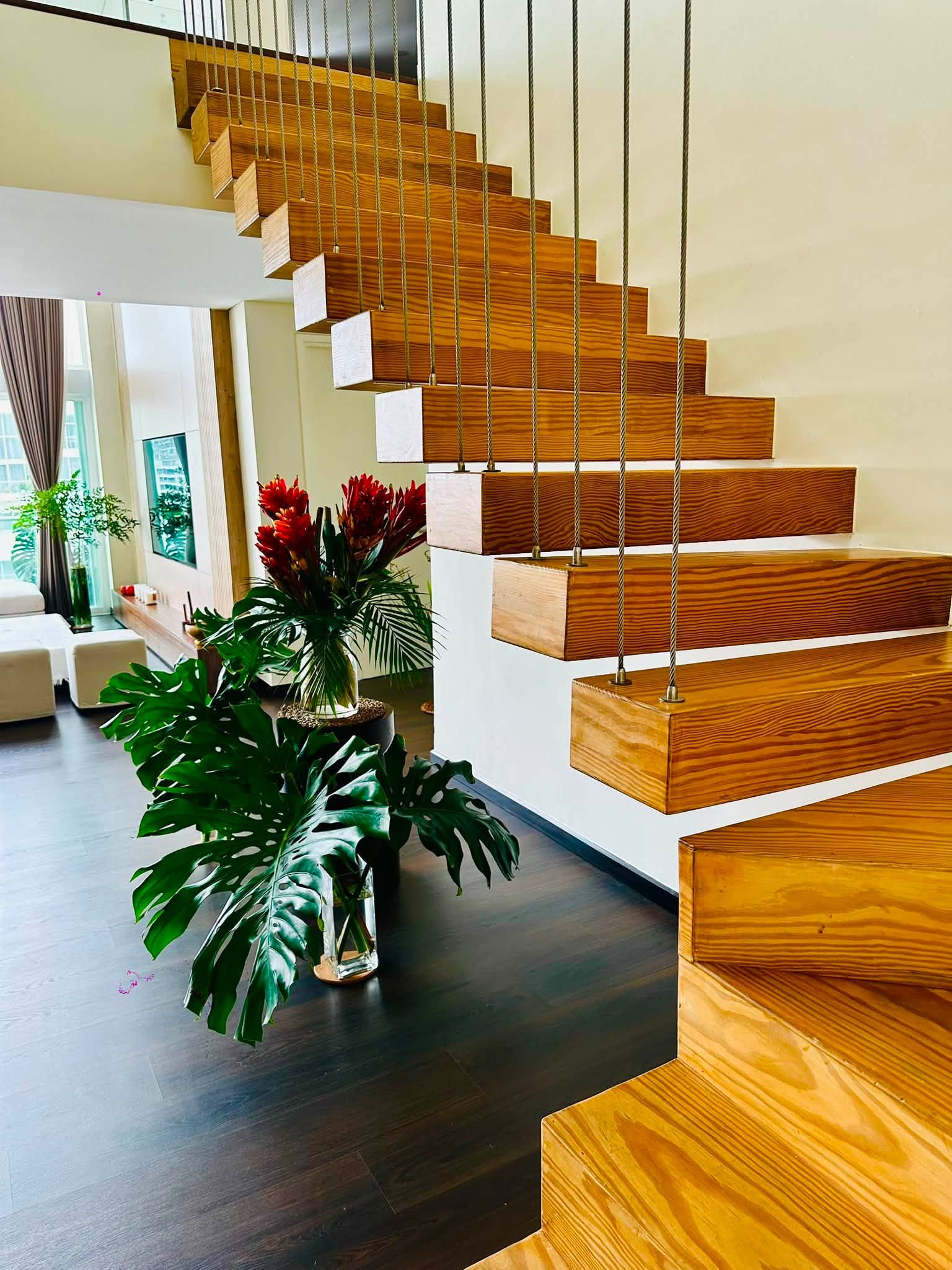 Mỹ nhân Việt cưới chồng Tây hơn 8 tuổi, sống trong penthouse rộng 280m², đẹp xịn từng centimet