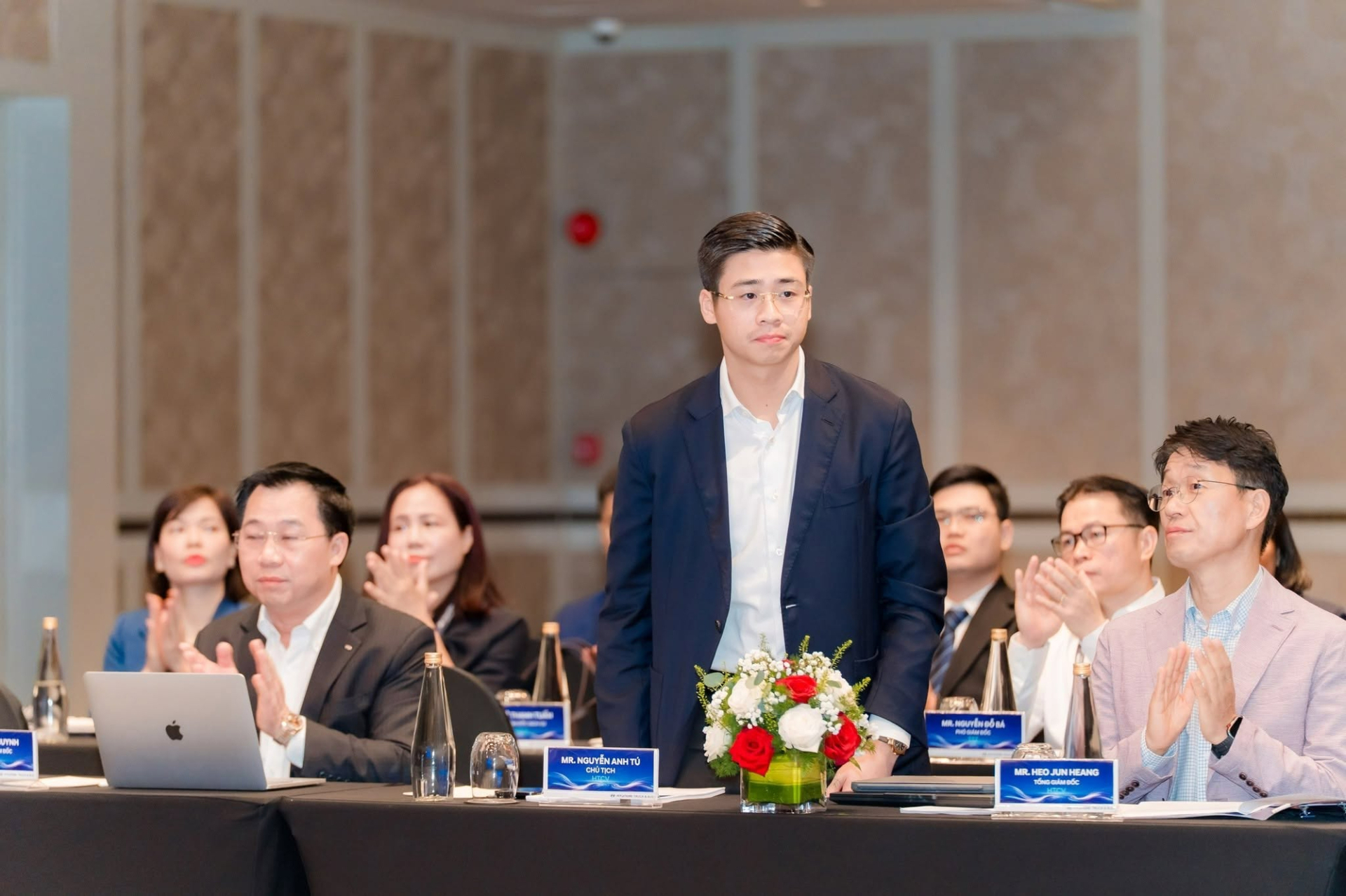   Doanh nhân Nguyễn Anh Tú (đứng chính giữa) (Ảnh: TC Group)  