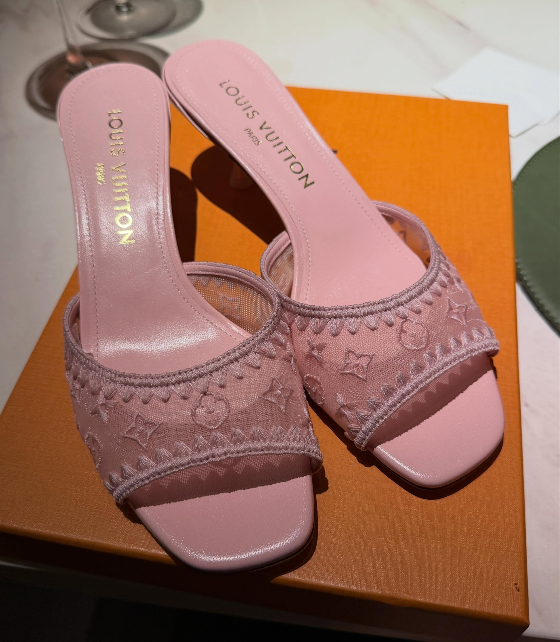 Louis Vuitton 6AM Mule sắc hồng pastel trị giá 30 triệu đồng.