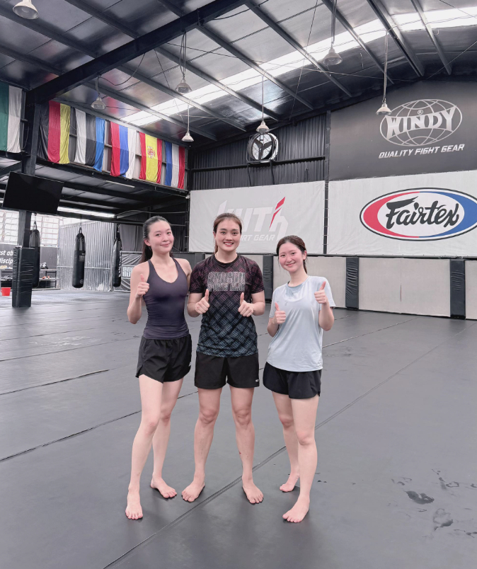 Beauty blogger Hà My (ngoài cùng bên phải) cũng đăng ảnh check-in trong phòng tập boxing, muay Thái. Nhiều người cho rằng đây chính là bí quyết giúp vóc dáng của Hà My ngày càng khỏe khoắn, săn chắc.