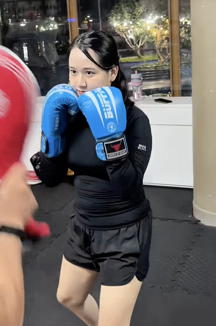 Những màn “lột xác” gần đây của Trúc Anh khiến cộng đồng mạng không khỏi bất ngờ và ngưỡng mộ. Được biết, cô kết hợp giữa ăn uống khoa học và tập luyện kết hợp boxing và pilates để có vóc dáng thon gọn.