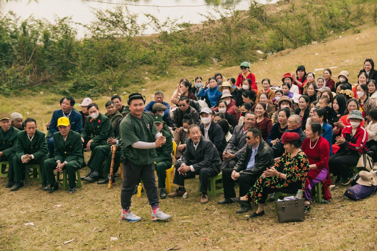 Ca sĩ Việt làm show miễn phí ở Bắc Ninh, chiếu MV 327 triệu views cho cả làng cùng xem