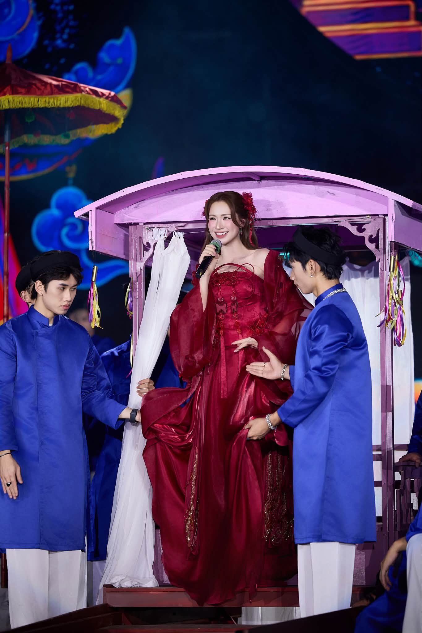 Trước đó, Hòa Minzy đã có đêm nhạc thành công tại Bắc Ninh rong khuôn khổ Lễ hội Trung thu Lồng Đèn Thắp Sáng Ước Mơ tại Trung tâm Văn hóa Kinh Bắc