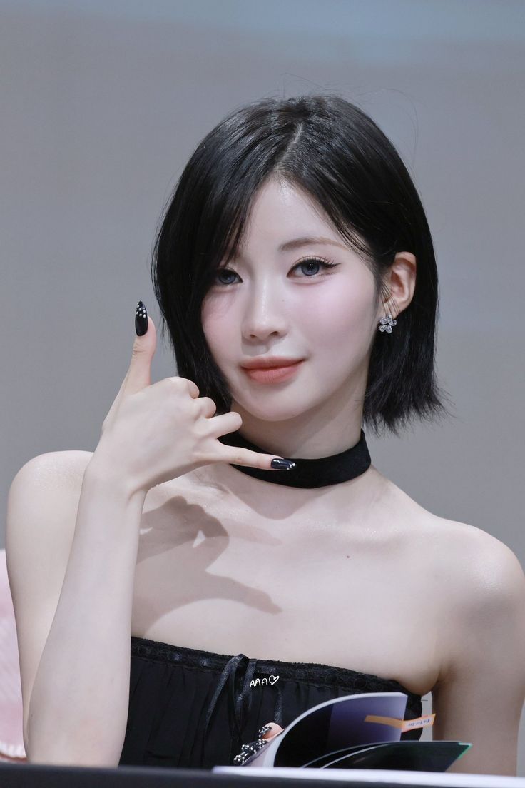 Bên cạnh kỹ năng bắn rap thần tốc và vũ đạo điêu luyện, Asa còn bộc lộ tư duy nghệ thuật cùng tố chất sáng tác. Ngay khi ra mắt với đĩa đơn Batter Up, nữ idol đã trực tiếp tham gia vào quá trình viết lời và sáng tác ca khúc, chứng minh sự đa tài hiếm có của một tân binh