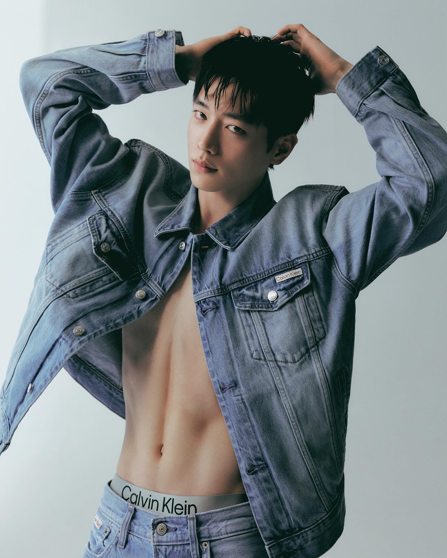 Vóc dáng săn chắc với tỷ lệ mỡ cơ thể 7% của Seo Kang Joon sau thời gian kiên trì tập luyện.