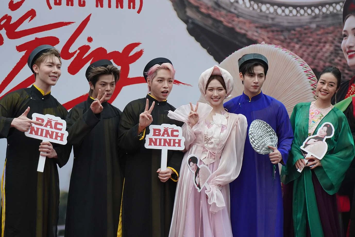 Ca sĩ Việt làm show miễn phí ở Bắc Ninh, chiếu MV 327 triệu views cho cả làng cùng xem