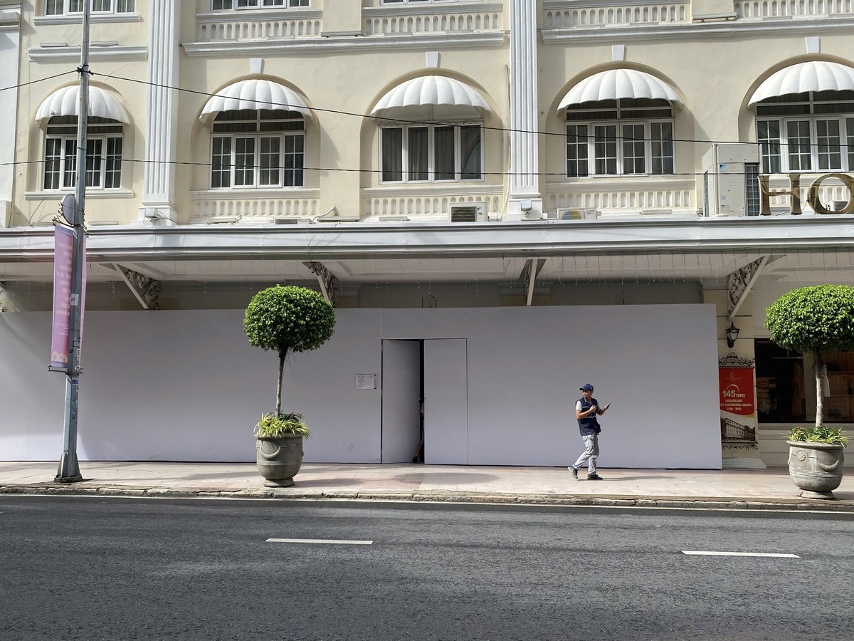 Mặt bằng Flagship store của thương hiệu trên đường Đồng Khởi thời điểm sửa chữa, hiện đã trở thành vị trí của một thương hiệu khác (Ảnh: Hồng Phúc).
