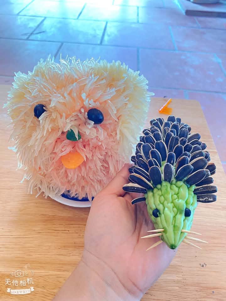 Chú chó được tạo hình từ quả bưởi và chú nhím được tạo hình từ mướp đắng + hạt hướng dương là 2 nhân vật dễ bắt gặp nhất trong