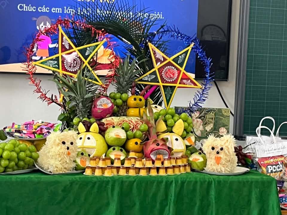 Để con có một mùa Trung thu thật vui, phụ huynh Việt Nam không ngại dành thời gian ngồi tỉ mỉ uốn nắn, cắt tỉa từng chi tiết, “hô biến” hoa quả thành những con vật siêu đáng yêu để mang đến lớp trưng bày (Hình ảnh: Facebook Nguyễn Thị Trinh Nữ)