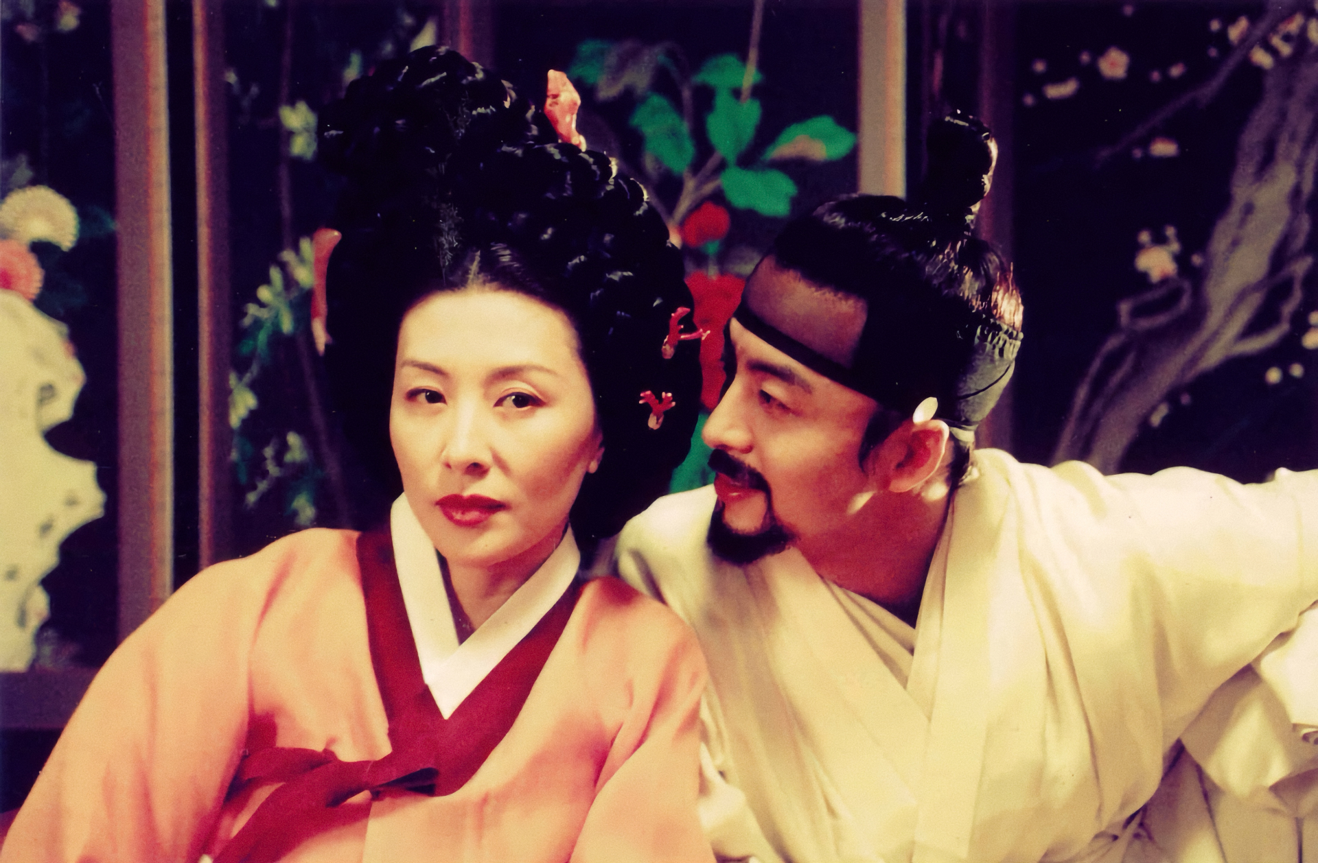Phim 18+ Nỗi Ô Nhục Họ Cho: Cái bóng 23 năm tuổi mà Son Ye Jin - Ji Chang Wook không thể đạp đổ
