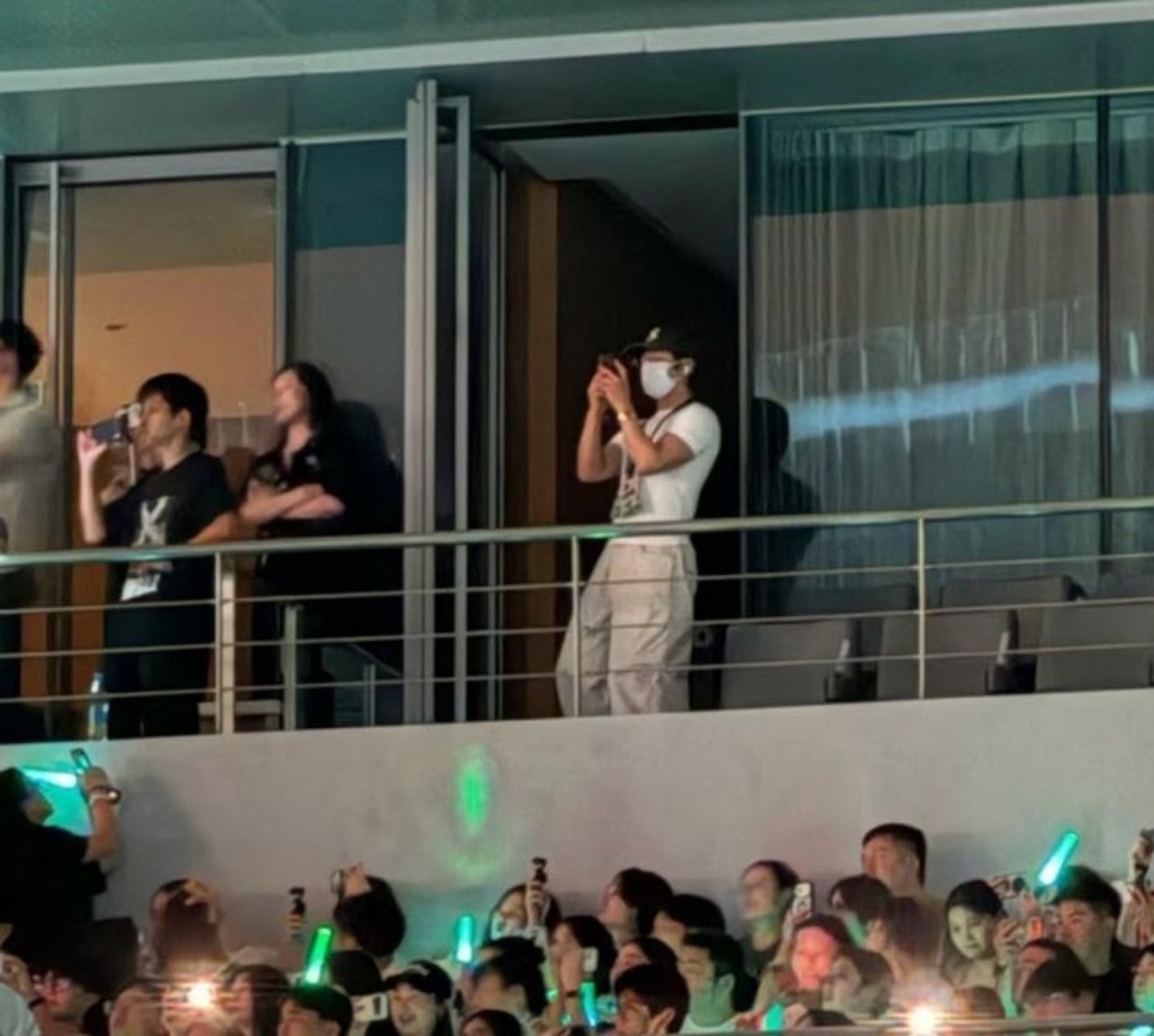 Tỉnh Bách Nhiên và bạn gái Lưu Văn cùng đi xem concert của Lý Vinh Hạo.