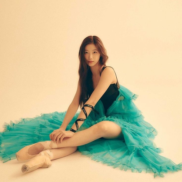 Trước khi chính thức gia nhập Source Music, công ty quản lý thuộc tập đoàn HYBE, cô từng có 15 năm gắn bó với bộ môn múa ballet chuyên nghiệp