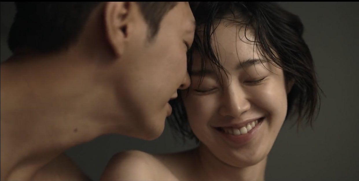 Ngay cả ở những cảnh nóng bạo liệt nhất, Somebody nhìn vẫn rất thơ
