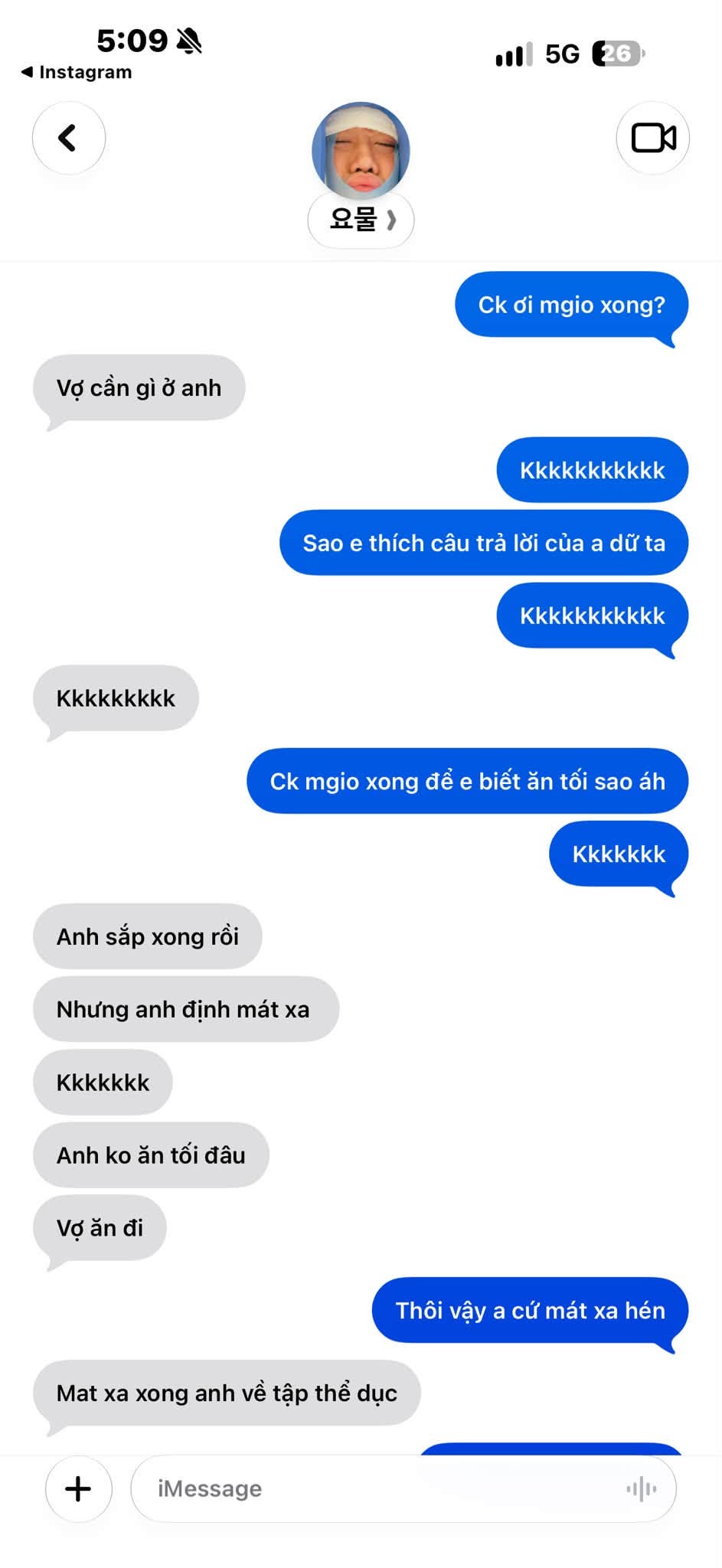 Hari Won chia sẻ hình ảnh tin nhắn với ông xã Trấn Thành. Ảnh: FBNV