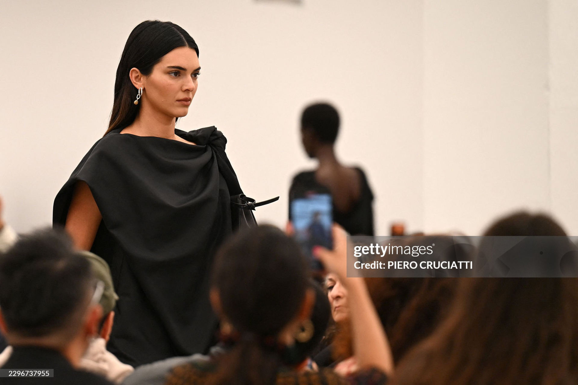 Kendall Jenner quyền lực ở vị trí vedette kết màn show Bottega Veneta SS27.