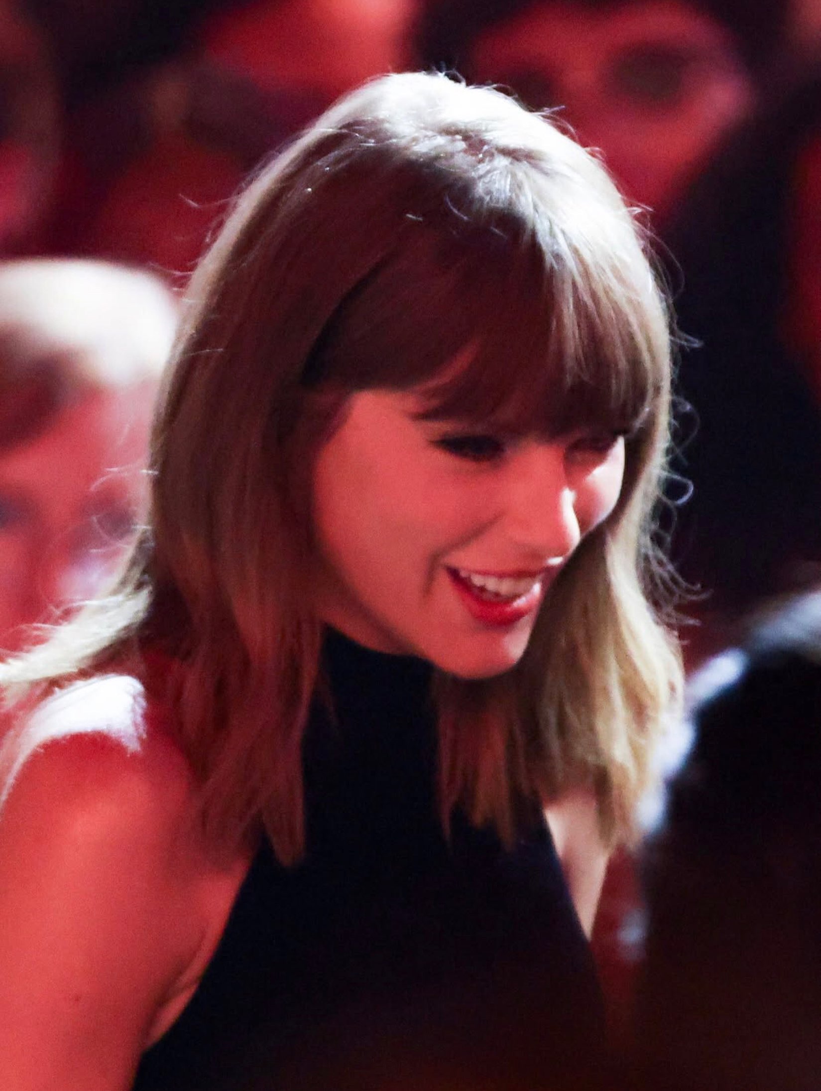 Taylor Swift một lần gợi cảm đã cày nát hào quang thảm xanh, đỏ rực như Lisa cũng