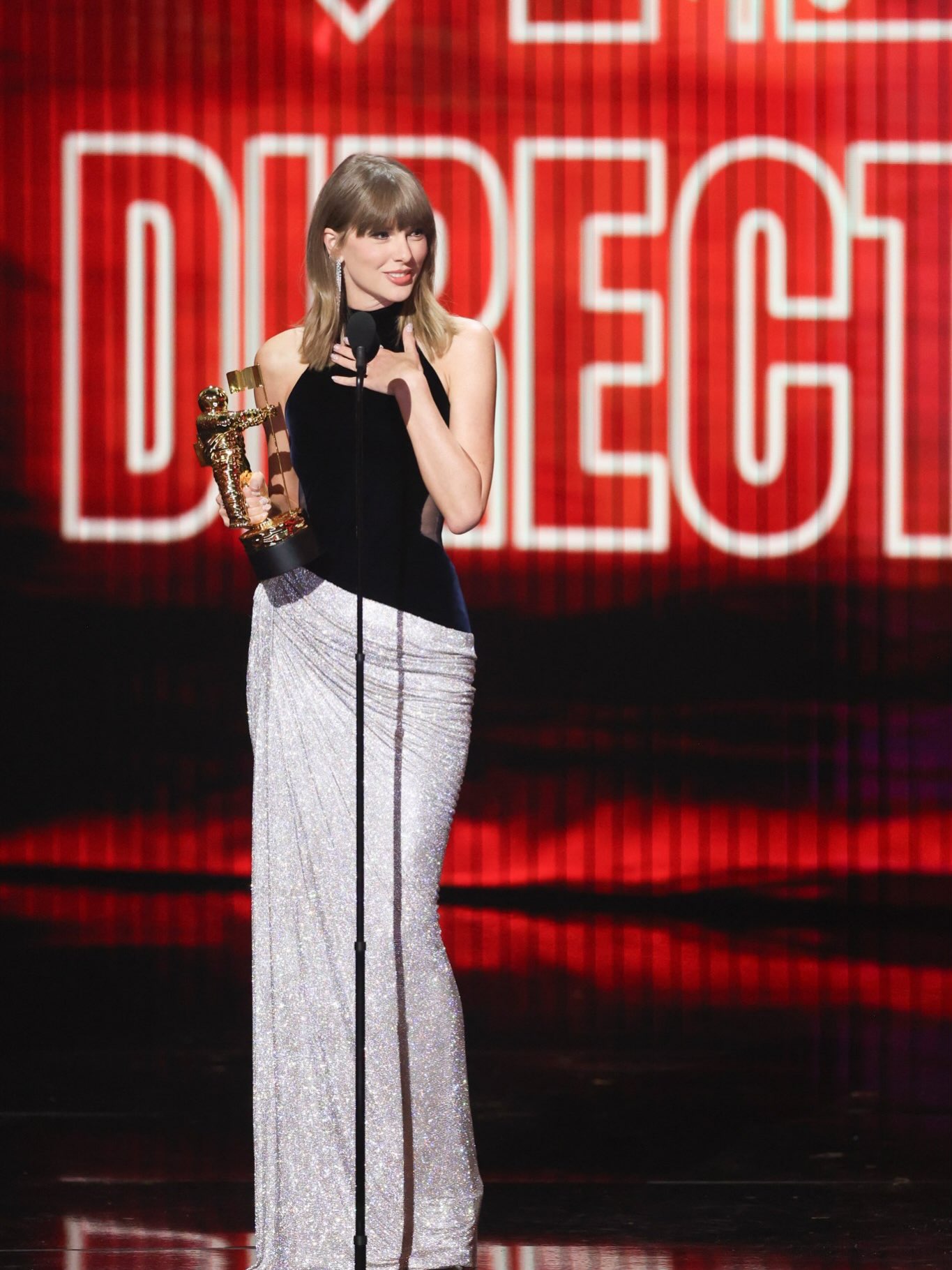 Taylor Swift một lần gợi cảm đã cày nát hào quang thảm xanh, đỏ rực như Lisa cũng