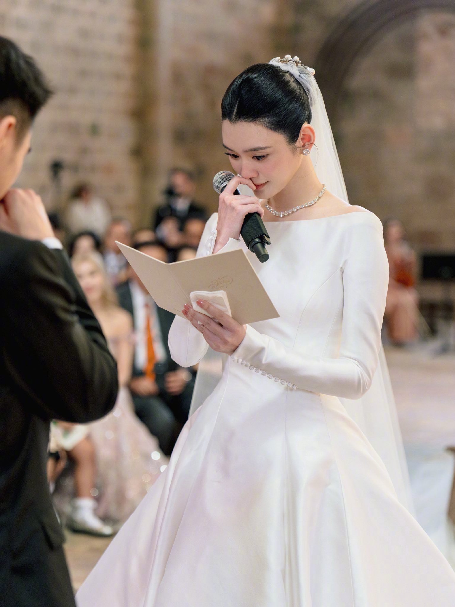 Thiết kế tinh giản đầy sang trọng của Dior dành cho Hề Mộng Dao trở thành trend của các cô dâu Trung Quốc năm nay.