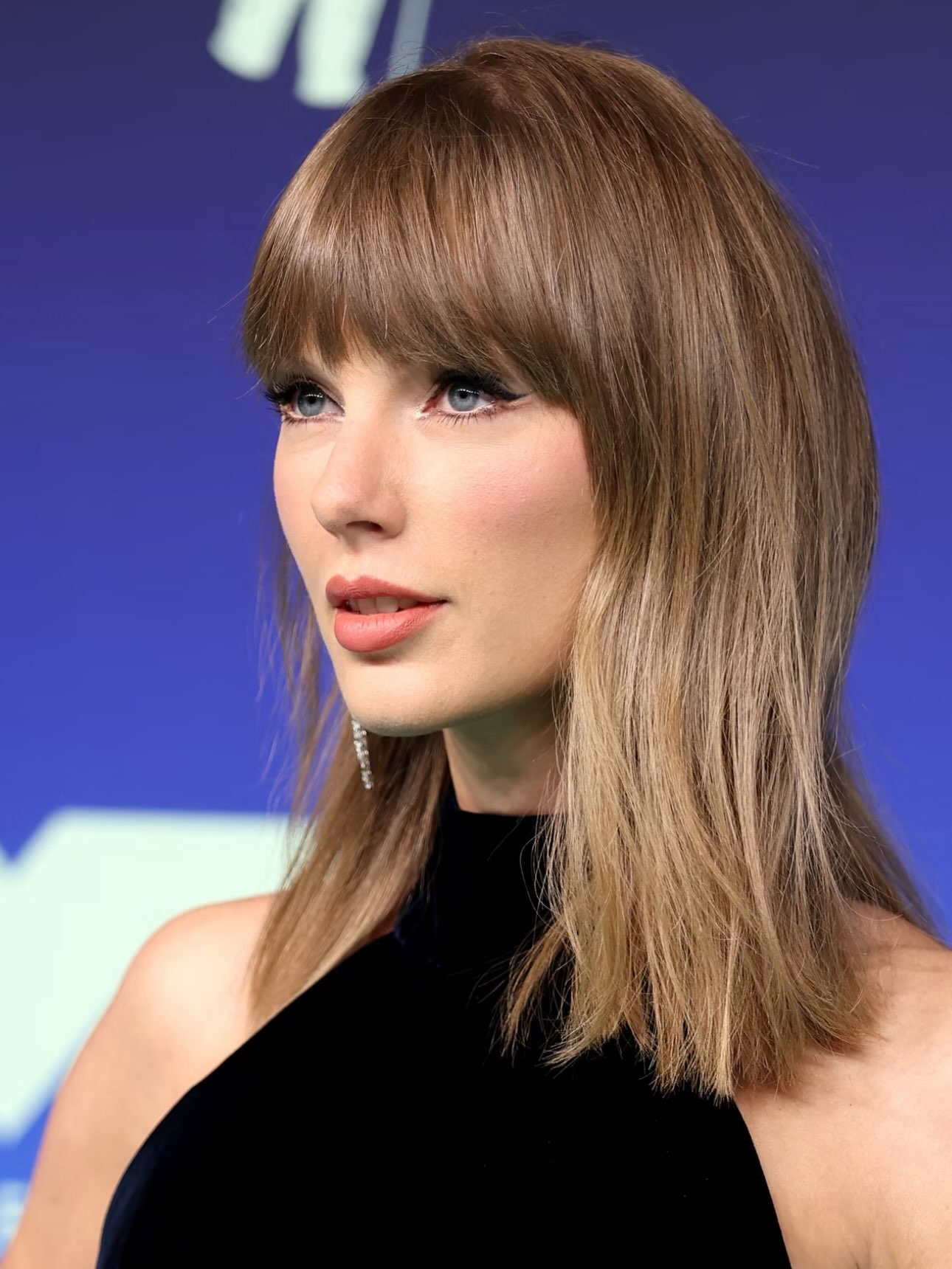Taylor Swift một lần gợi cảm đã cày nát hào quang thảm xanh, đỏ rực như Lisa cũng