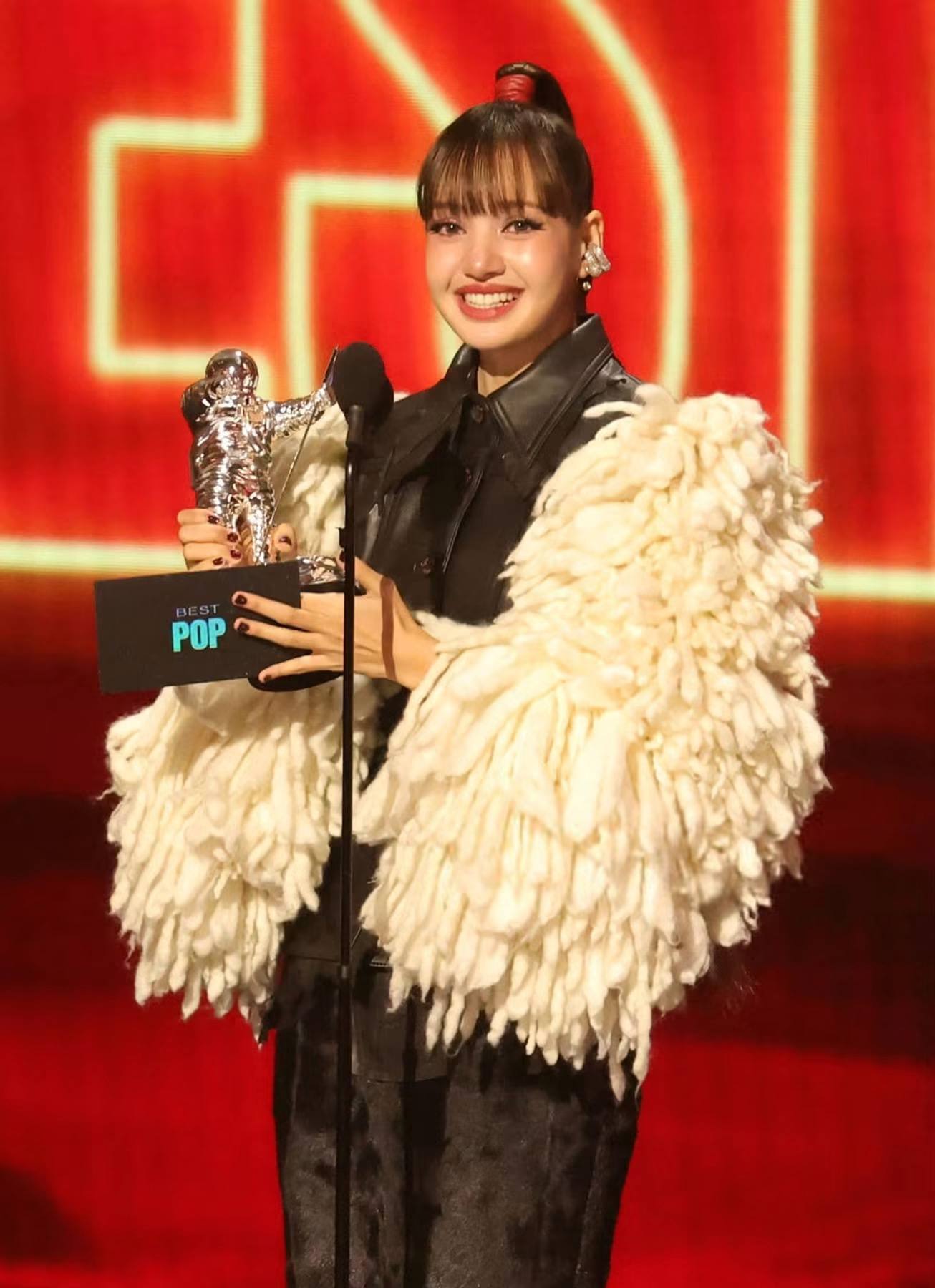 Chiến thắng với Dream cũng đưa LISA trở thành nghệ sĩ solo K-pop đầu tiên giành giải Best Pop tại VMAs
