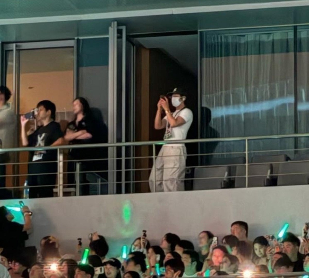Tỉnh Bách Nhiên và bạn gái Lưu Văn cùng đi xem concert của Lý Vinh Hạo
